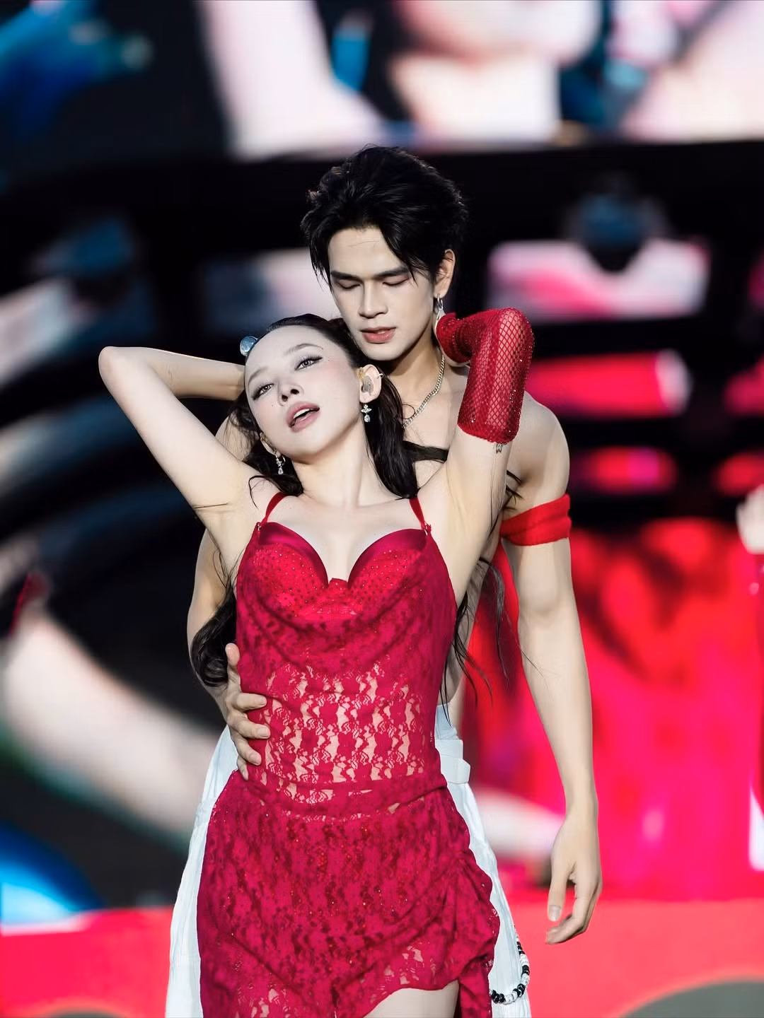 Tóc Tiên khoe khuôn ngực đầy đặn với chiếc bra top satin đỏ lụa là, được đính đá lấp lánh và nhấn nhá bằng lớp ren tinh tế. Điểm nhấn của trang phục này là chiếc áo crop top khoe trọn vòng eo "con kiến" phẳng lỳ và săn chắc, cùng chiếc khuyên rốn cá tính, tạo nên vẻ ngoài năng động nhưng cực kỳ gợi cảm. (Ảnh: IGNV)