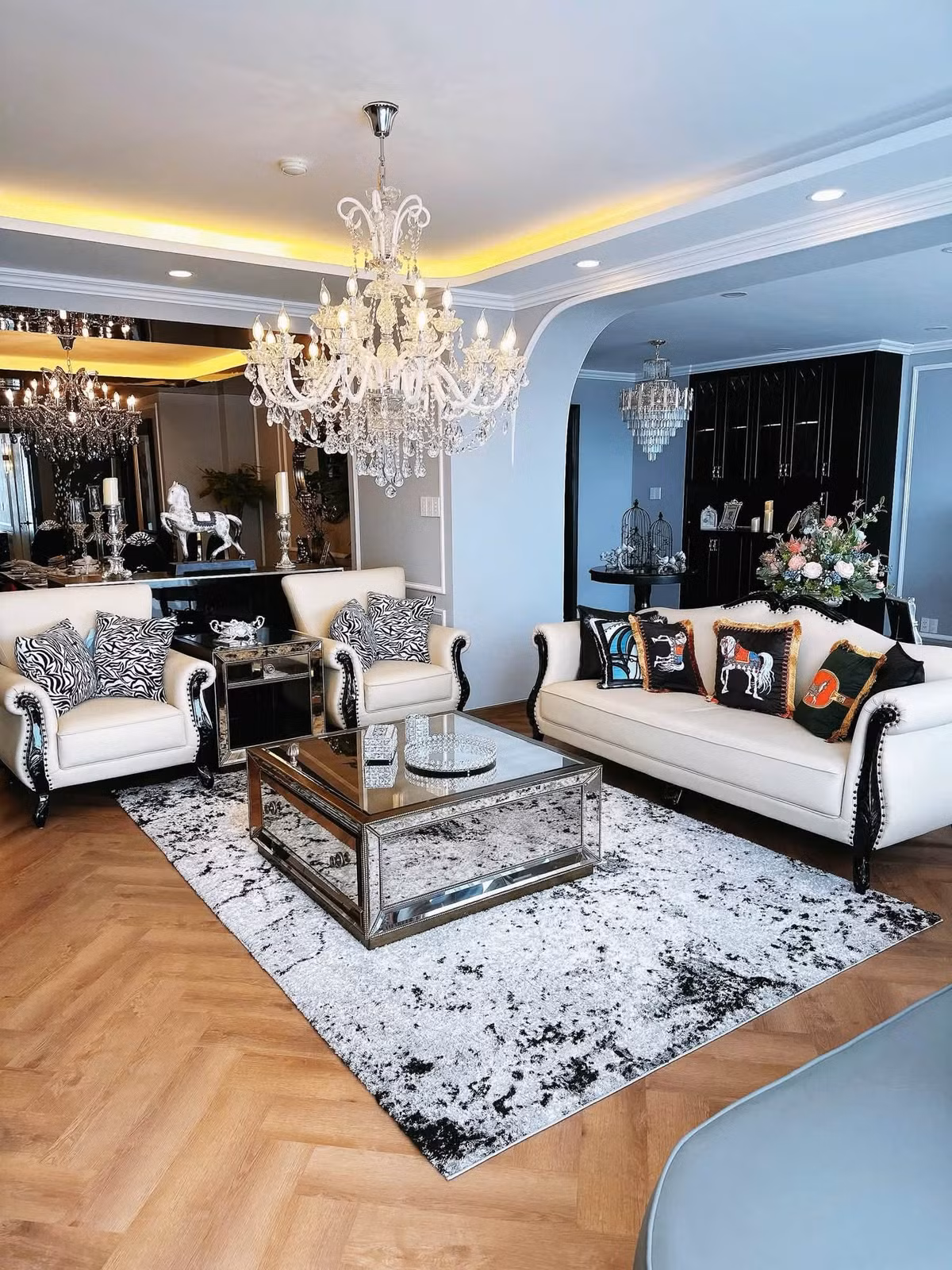 Với diện tích lên tới 650m2, căn hộ sở hữu công năng vô cùng ấn tượng, đáp ứng trọn vẹn nhu cầu sống thượng lưu của giới siêu giàu. Cấu trúc chuẩn siêu biệt thự trên không gồm 1 sảnh chờ đón khách sang trọng, 3 phòng khách rộng rãi và 3 khu bếp hiện đại.