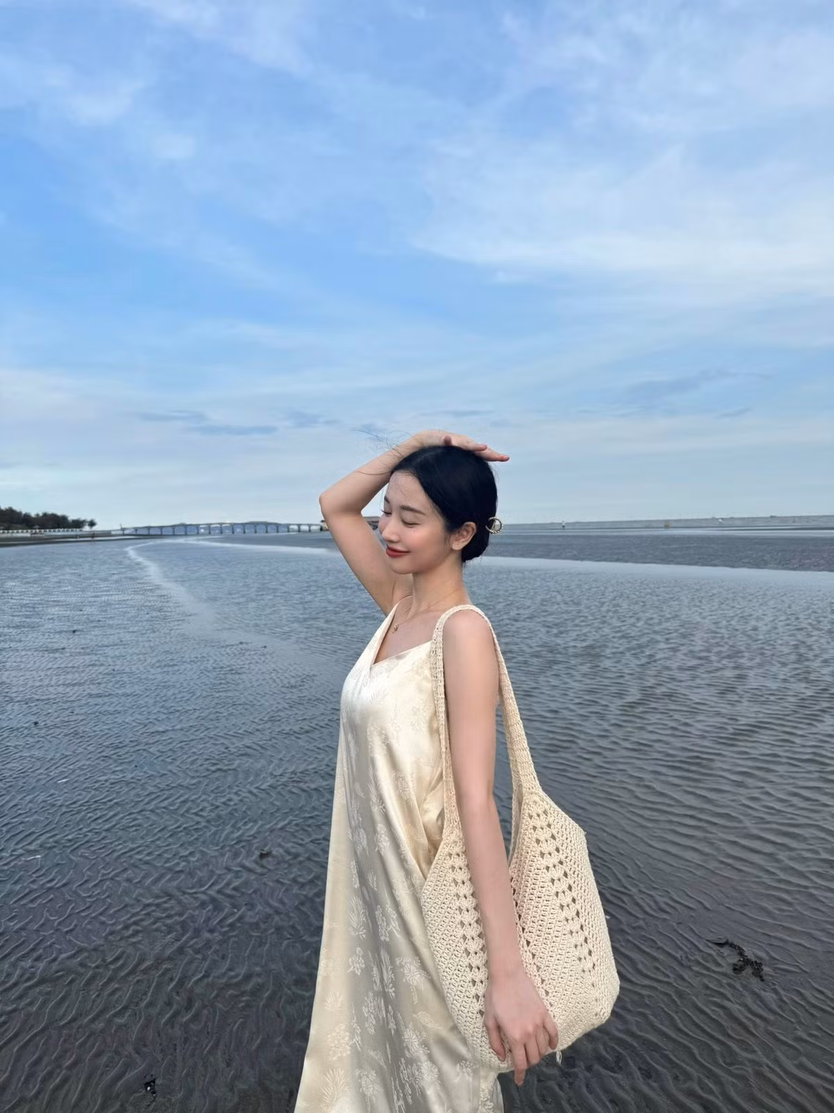Loạt ảnh này nhanh chóng nhận được "bão like" và những lời khen ngợi từ cộng đồng mạng. Nhiều người cho rằng Jun Vũ không chỉ thăng hạng về nhan sắc mà còn có gu thời trang ngày càng tinh tế, không cần phô trương nhưng vẫn nổi bật. (Ảnh: IGNV)