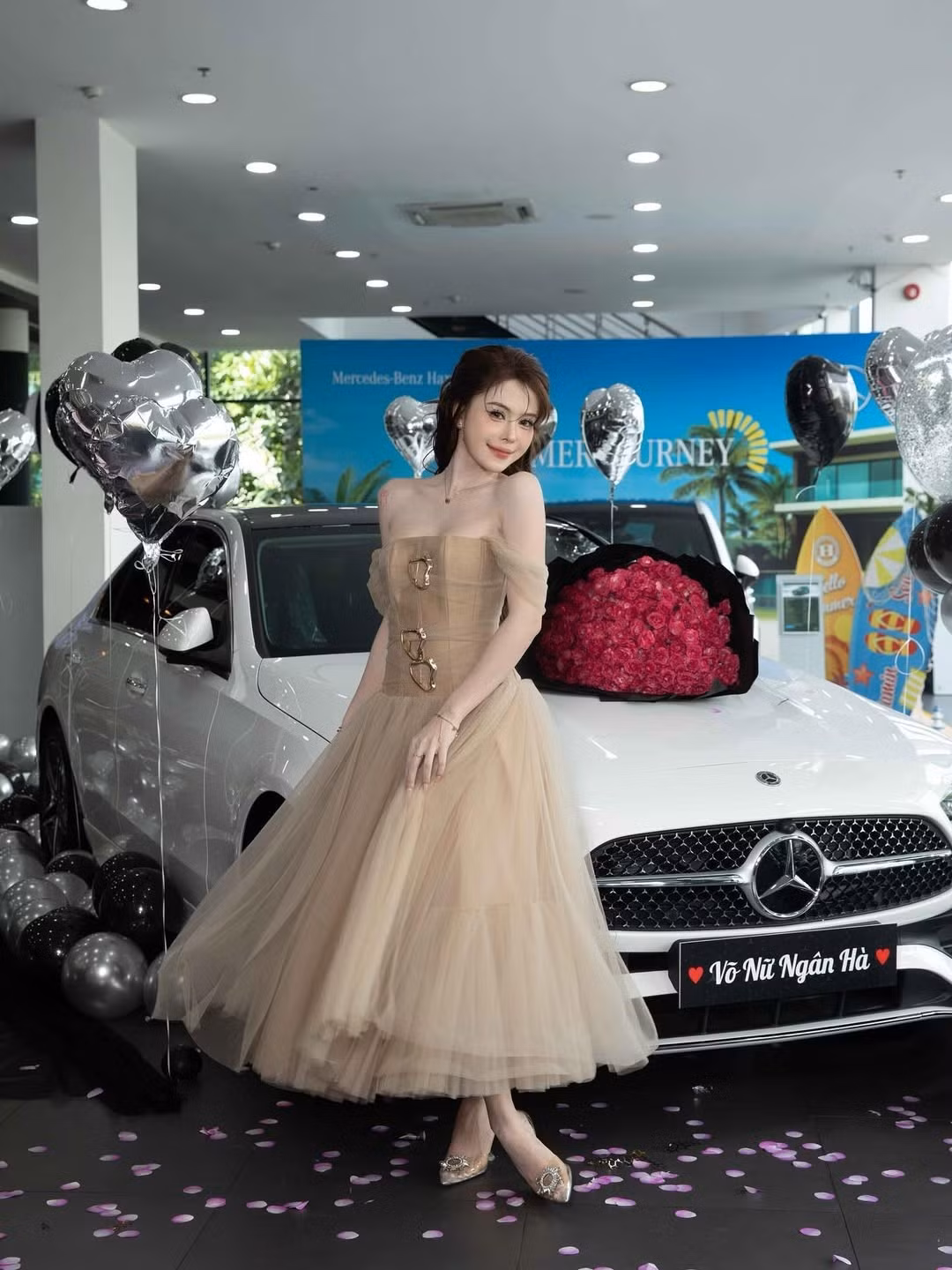 Hiện tại ngoài công việc mẫu ảnh, gắn link sản phẩm, cô còn tham gia sự kiện, livestream và sở hữu chuỗi salon tóc tại TP.HCM.