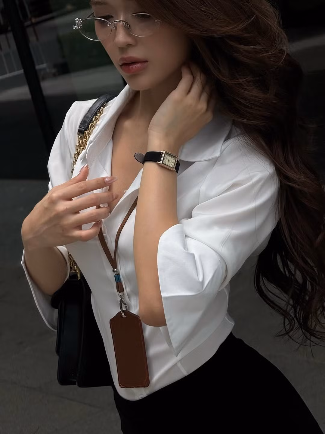 Mới đây nàng hot girl Hoàng Yến (SN 2002, Biên Hòa) cũng vừa đăng tải loạt ảnh phong cách công sở nhưng vẫn giữ được nét quyến rũ và hiện đại. (Ảnh: IGNV)