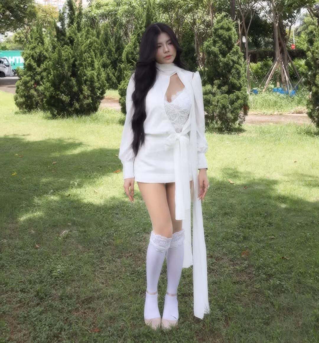 Thần thái cuốn hút và những pose dáng chuyên nghiệp của cô đã nhận về "cơn mưa" lời khen từ người hâm mộ. (Ảnh: IGNV)