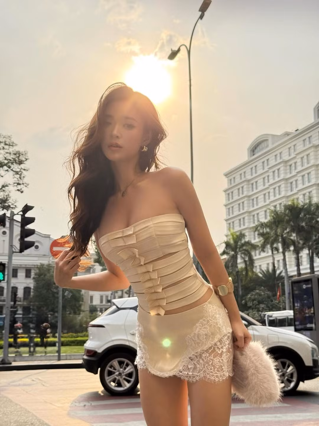 Kết hợp với phần chân váy ngắn phối ren trắng điệu đà, Hoàng Yến khéo léo khoe đôi chân dài miên man. (Ảnh: IGNV)