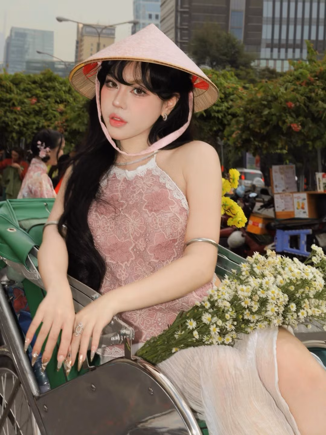 Bảo Khuyên khéo léo phối cùng khuyên tai và vòng cổ ánh kim, giúp tổng thể trang phục không bị "cũ" mà lại rất trendy, phù hợp với hình ảnh một cô gái Gen Z năng động. (Ảnh: IGNV)