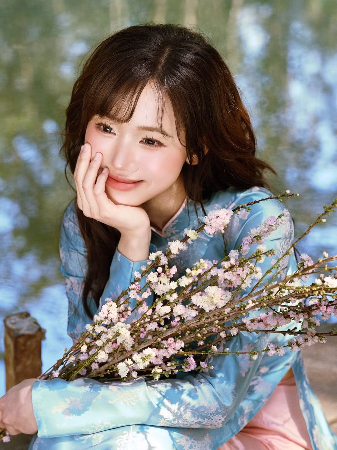 Gia nhập đường đua áo dài Tết năm nay, Meichan lựa chọn một thiết kế áo dài cách điệu nhẹ nhàng với chất liệu gấm xanh ngọc sang trọng, kết hợp cùng quần lụa hồng phấn thanh tao. (Ảnh: IGNV)