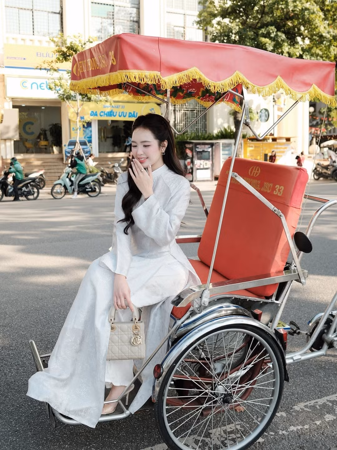 Trang phục áo dài kín đáo nhưng vẫn vô cùng cuốn hút, thể hiện sự "lột xác" về phong cách, mang đến hình ảnh trưởng thành, dịu dàng hơn so với những hình ảnh gợi cảm thường thấy ở Phương Anh. (Ảnh: IGNV)