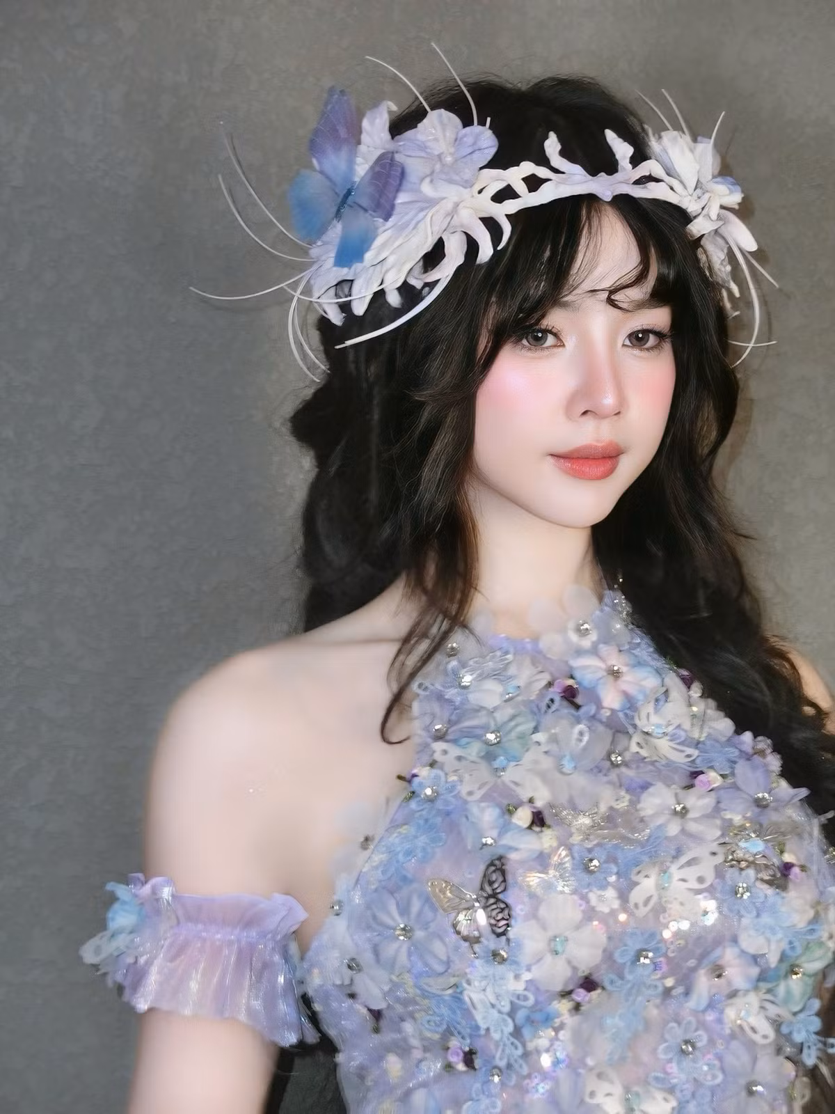 Với gu thời trang đa dạng, từ cá tính, sexy trên sân khấu đến dịu dàng, nữ tính ngoài đời, DJ Mie luôn biết cách làm mới hình ảnh của bản thân.