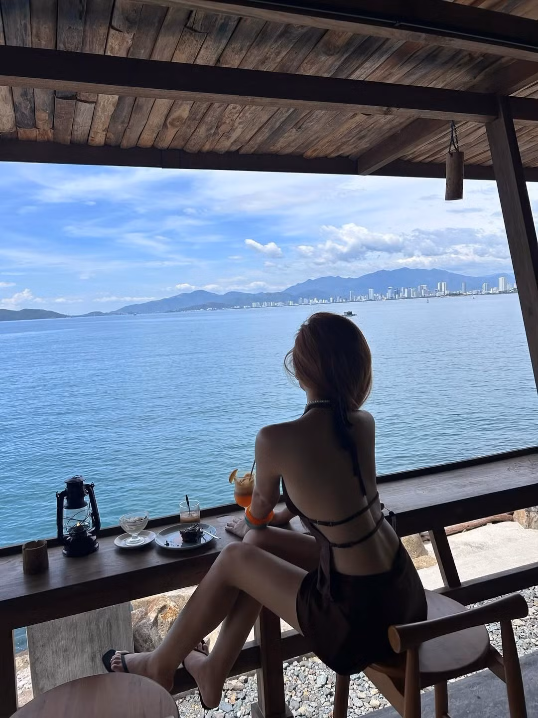 Cô diện set trang phục gợi cảm, khoe trọn bờ lưng trần nuột nà, vóc dáng chuẩn mực và làn da trắng mịn. (Ảnh: IGNV)