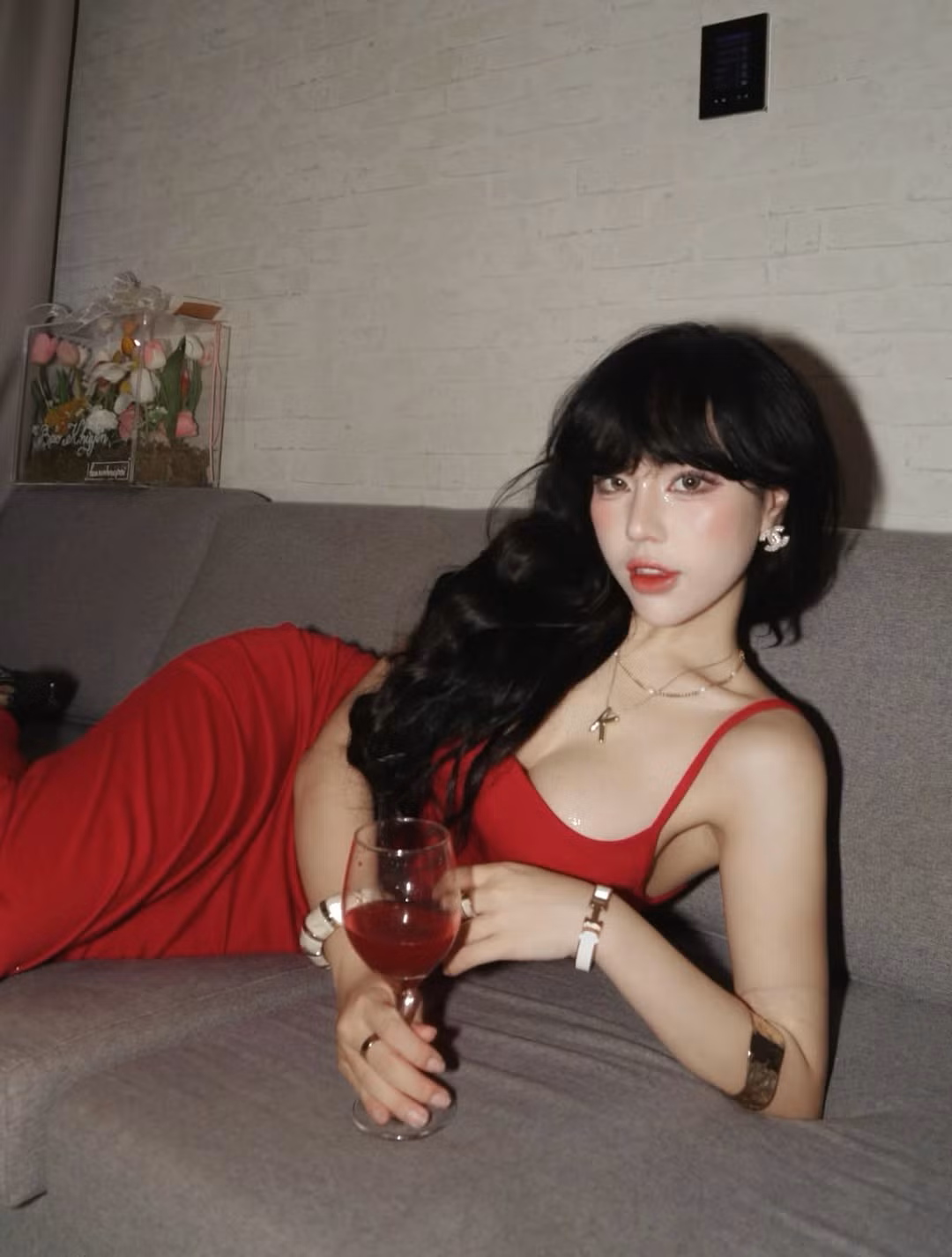 Hot girl Gen Z này đã khéo léo kết hợp trang phục với phụ kiện vàng ánh kim nổi bật như vòng tay bản lớn, vòng tay ngọc trai và đôi bông tai Chanel sang chảnh, tạo nên tổng thể vừa cổ điển, vừa hiện đại. (Ảnh: IGNV)