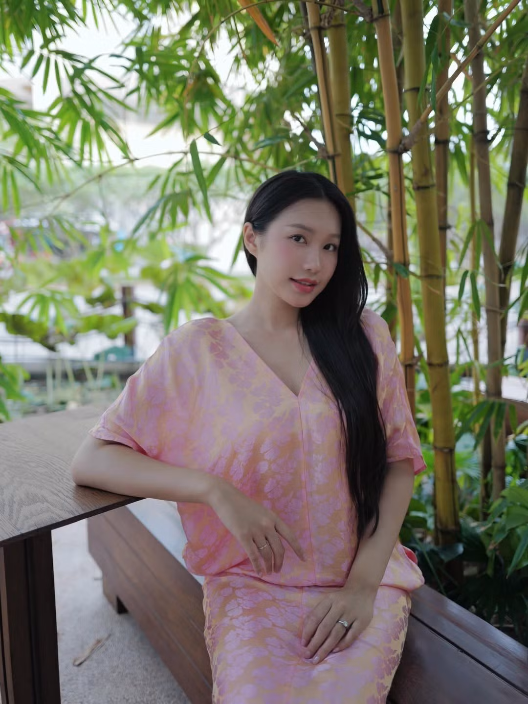Chiếc đầm với thiết kế tối giản, tôn lên nước da trắng mịn cùng mái tóc đen dài, óng ả. (Ảnh: IGNV)