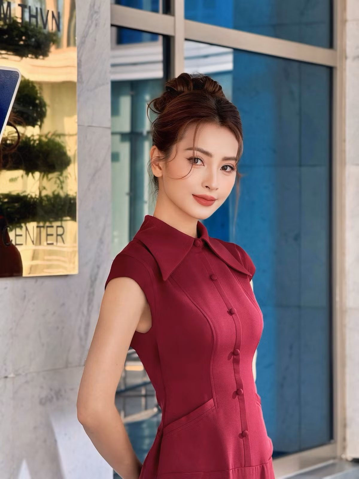 Trước khi công khai hẹn hò, Huyền Trang được biết đến khi sở hữu vẻ ngoài xinh đẹp, cá tính, cùng vóc dáng cân đối và phong cách thời trang năng động. Cô từng đạt giải Icon Phong cách tại cuộc thi Hoa Học Trò Icon năm 2009.