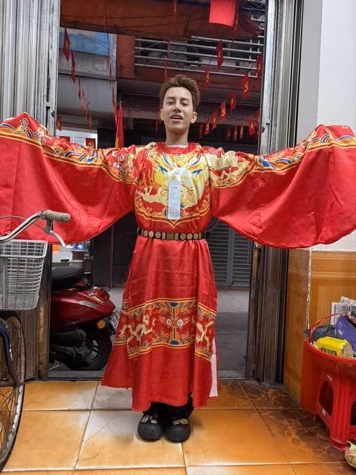 Một câu chuyện khác "cười ra nước mắt" mùa sắm Tết cách đây ít ngày cũng từng chiếm sóng mạng xã hội là của một nam thanh niên. Vì quá mê mẩn bộ Long bào oai vệ nhưng lại "đau ví" trước mức giá 8 triệu đồng của hàng chính hãng, anh chàng quyết định chọn phương án "tiết kiệm" bằng cách đặt hàng may lại (hàng remake) với giá gần 1 triệu đồng. (Ảnh: Trung Jin)