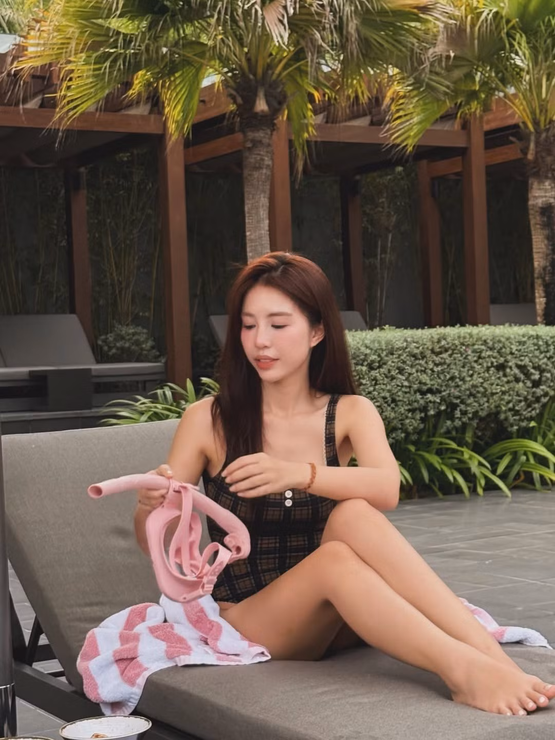 Sau khi công khai "dao kéo", Mẫn Tiên liên tục làm "nóng" mạng xã hội bằng những hình ảnh khoe trọn vẻ đẹp hình thể mặn mà của "bà mẹ một con". (Ảnh: IGNV)