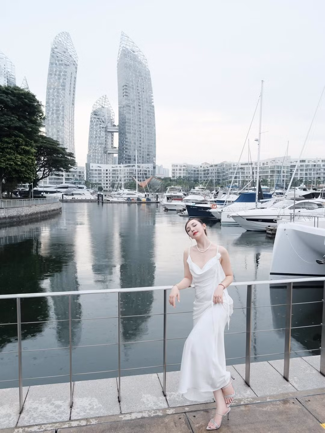 Trong bộ ảnh, Quỳnh Kool chọn trang phục là chiếc váy lụa màu trắng ngọc trai, ôm sát cơ thể, khéo léo khoe trọn đường cong nuột nà và vóc dáng mảnh mai. (Ảnh: IGNV)