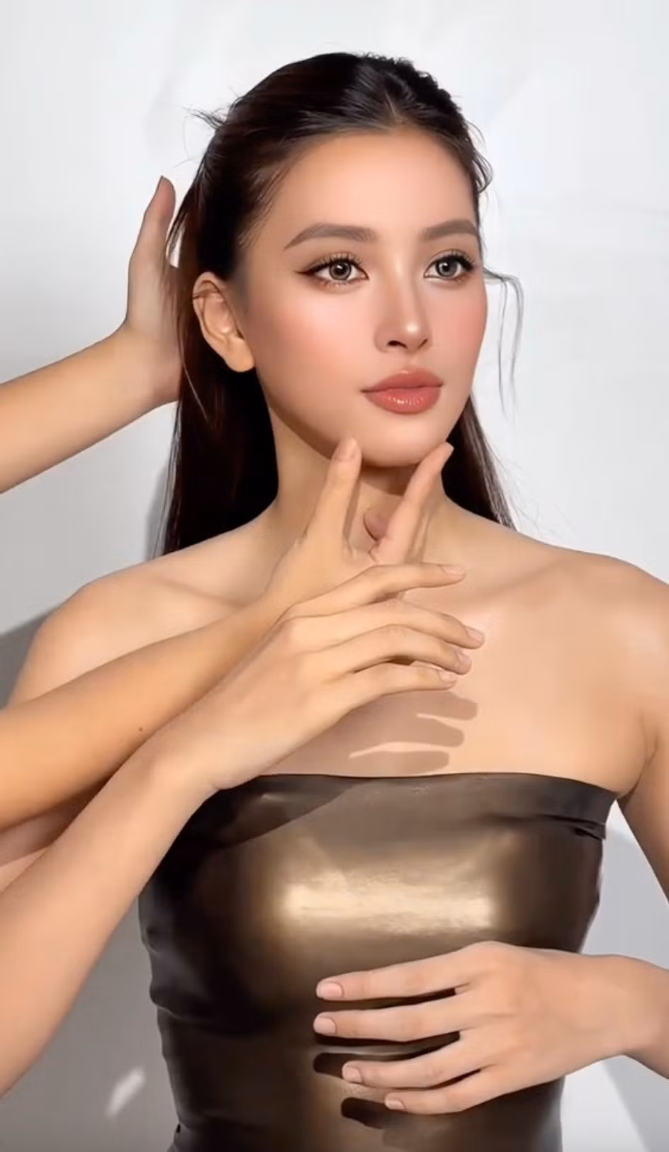 Tiểu Vy qua bàn tay của makeup artist được nhận xét trông "siêu thực" như AI.