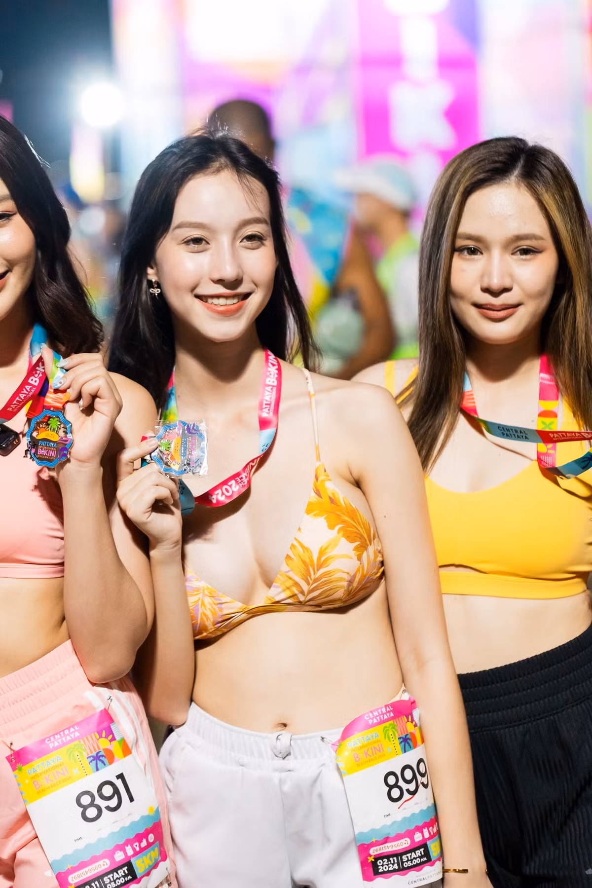 Theo tìm hiểu, loạt hình ảnh này là những khoảnh khắc được ghi lại trong hai giải chạy bikini có quy mô khá lớn ở Thái Lan là giải “Scenic Marathon” (diễn ra tại bờ biển Chanthaburi), và giải Bikini Beach Run (diễn ra trên bãi biển Pattaya). Một giải diễn ra vào dịp hè, giải còn lại diễn ra vào dịp cuối năm.