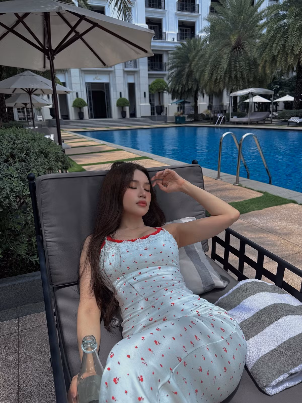 Những bức ảnh mới nhất của cô tại một khu nghỉ dưỡng đã nhanh chóng thu hút sự chú ý. Diện một chiếc đầm hai dây dáng dài, ôm sát cơ thể, Sĩ Thanh khéo léo khoe trọn đường cong nuột nà và vòng eo thon gọn. (Ảnh: FBNV)