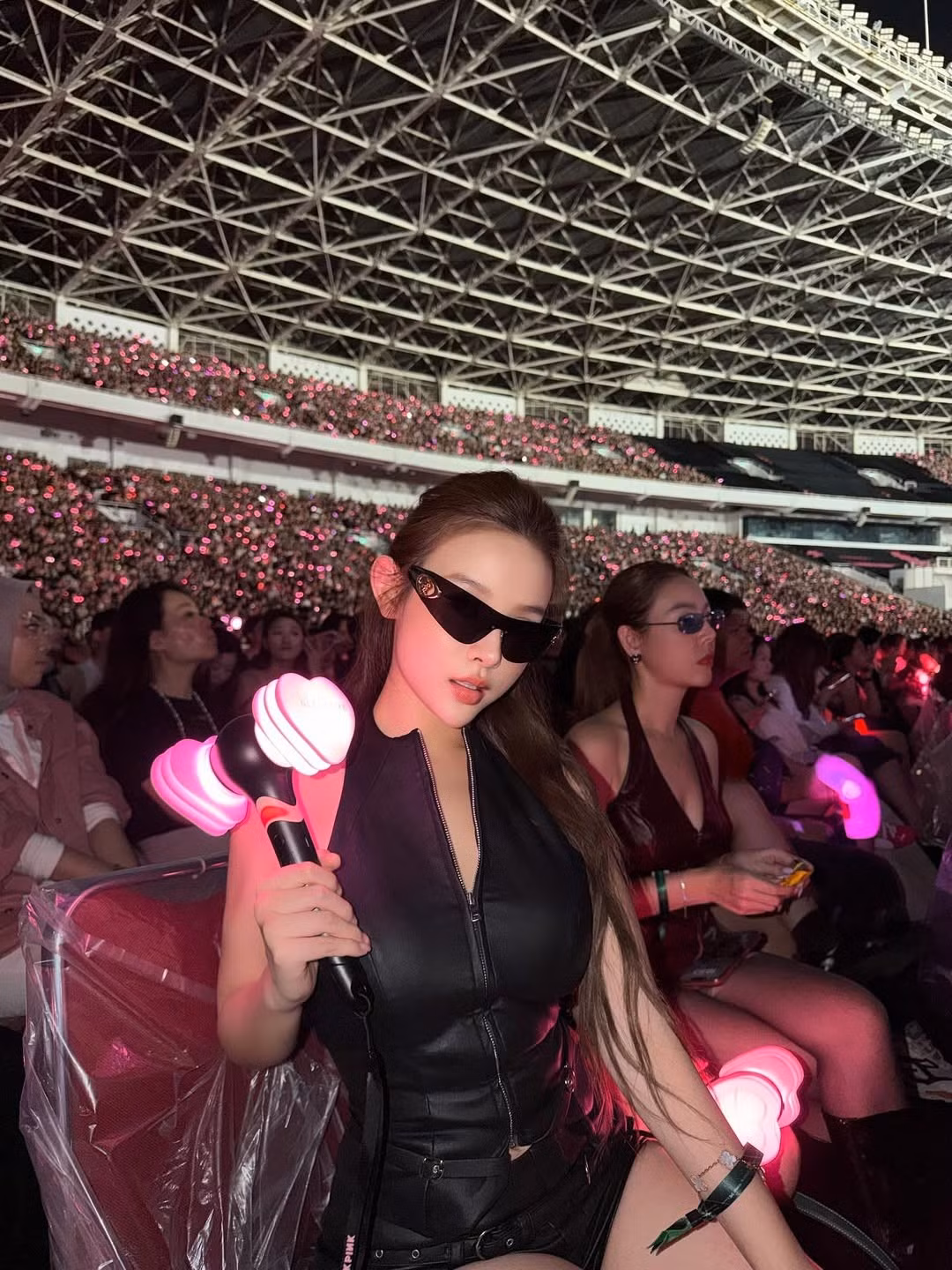 Cách lên đồ của Huyền Baby lần này khiến nhiều người liên tưởng đến Jennie - thành viên của Blackpink, cũng là thần tượng của cô nàng. (Ảnh: IGNV)
