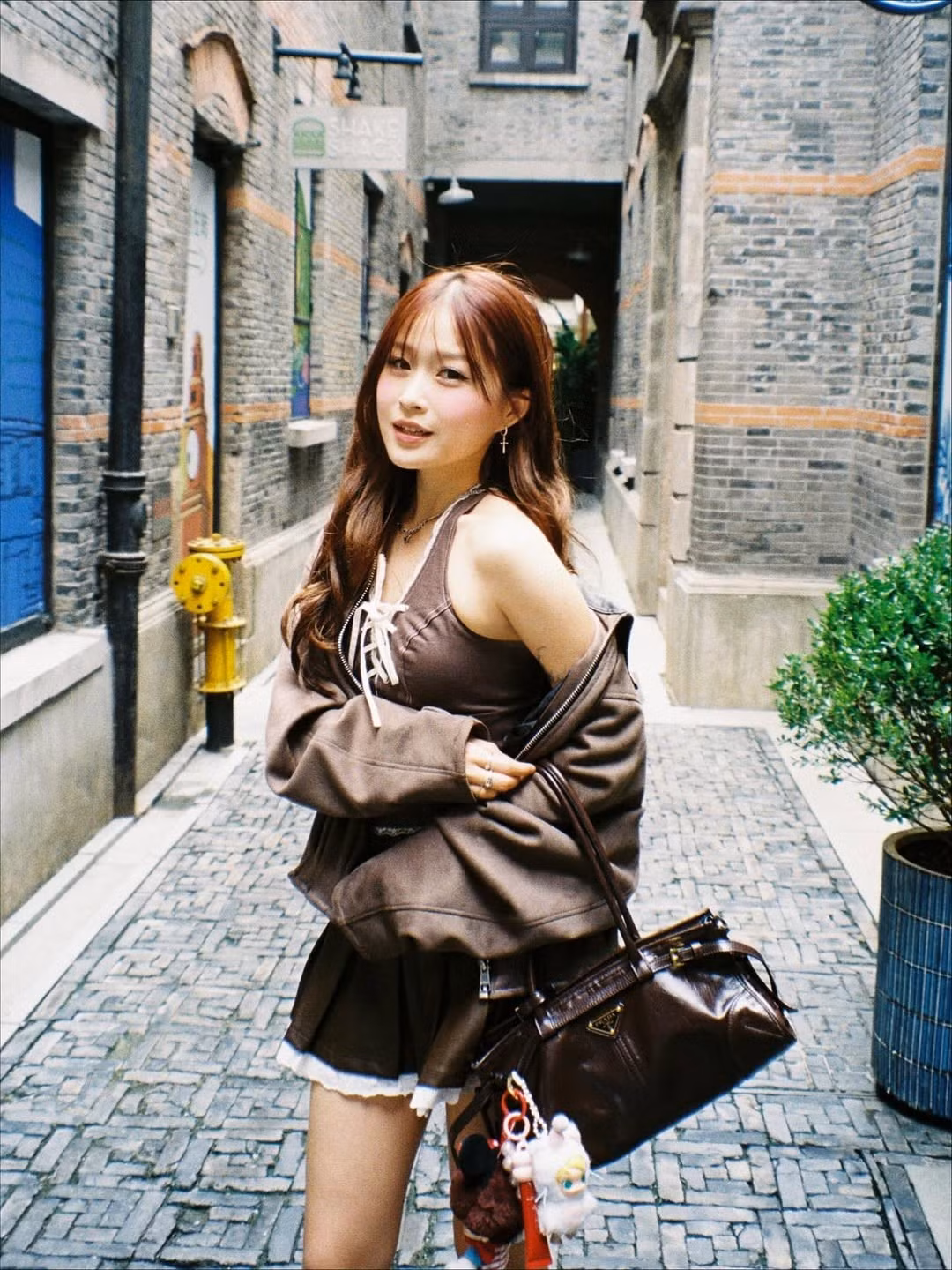 Lúc mới nổi, Chao Chao thường xuất hiện với những outfit phù hợp với lứa tuổi, thường là các trang phục kín đáo như áo phông, chân váy. (Ảnh: IGNV)