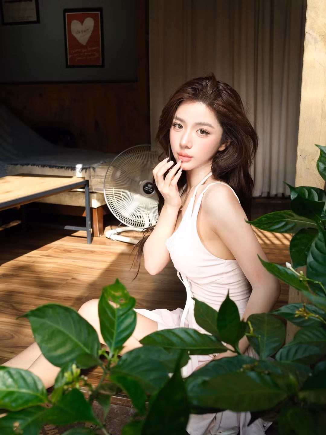Hiện tại, Hằng Phan vẫn là một trong những hot girl được yêu thích trên mạng xã hội với gần 500.000 người theo dõi. Mỗi bài đăng của cô nàng đều nhận được hàng nghìn lượt yêu thích và bình luận, cho thấy sức hút không hề giảm sút của "hot girl dậy thì thành công" này.