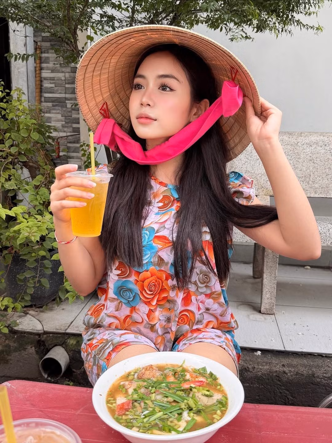 Maysaa đã thể hiện một cách trọn vẹn sự hòa mình vào nhịp sống bình dị của người Việt, đặc biệt là khi cô thưởng thức tô bún nóng hổi cùng ly trà đá mát lạnh ngay tại vỉa hè. (Ảnh: IGNV)
