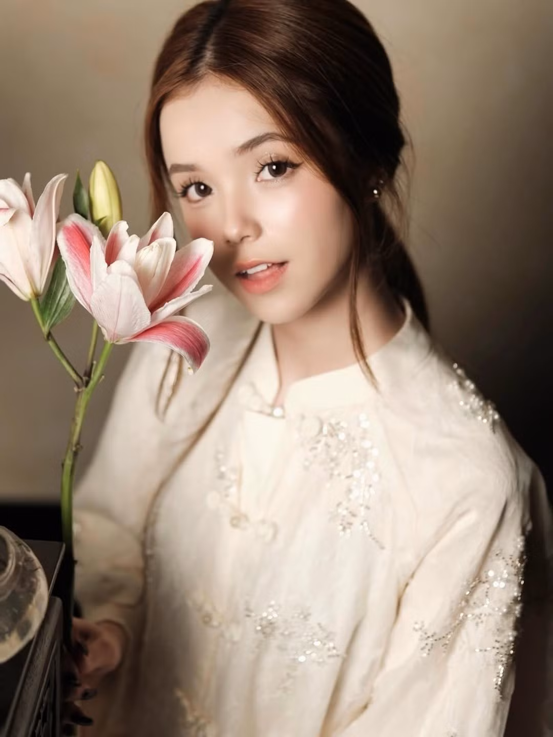 Cách tạo dáng của Gia Linh đã có phần điềm đạm và tinh tế hơn rất nhiều. Cô biết cách tận dụng ánh sáng và góc mặt để tạo nên những bức hình có chiều sâu, thể hiện rõ sự trưởng thành trong tư duy hình ảnh. (Ảnh: IGNV)
