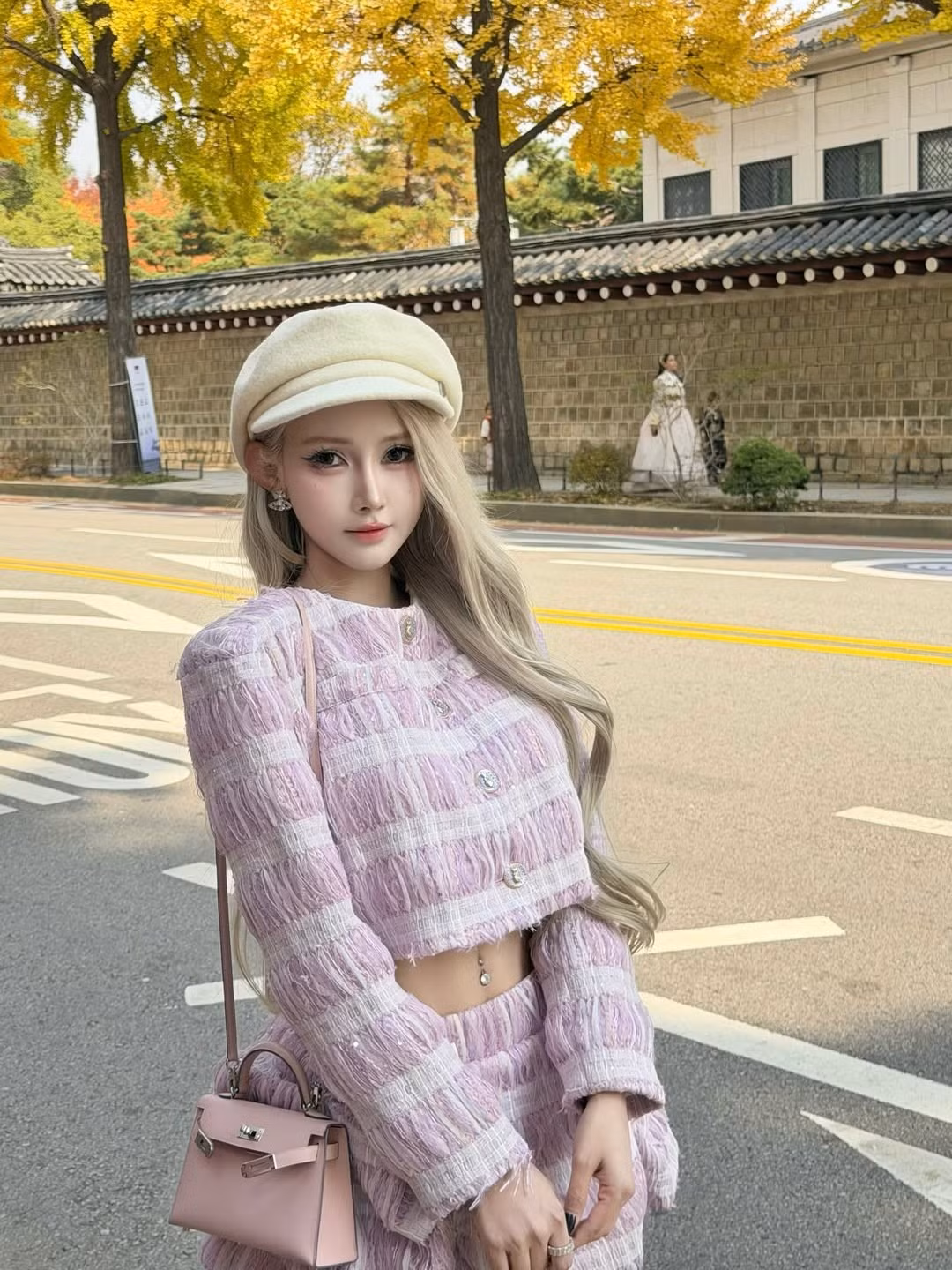 Cô nàng hoàn thiện "giao diện búp bê" của mình với chiếc mũ nồi màu kem, tạo nét cổ điển, đáng yêu. Kết hợp với đó là đôi bốt cao cổ màu kem phối mũi đen bóng, là điểm nhấn cá tính và hiện đại, giúp tổng thể trang phục trở nên bắt mắt và cân bằng hơn. (Ảnh: IGNV)