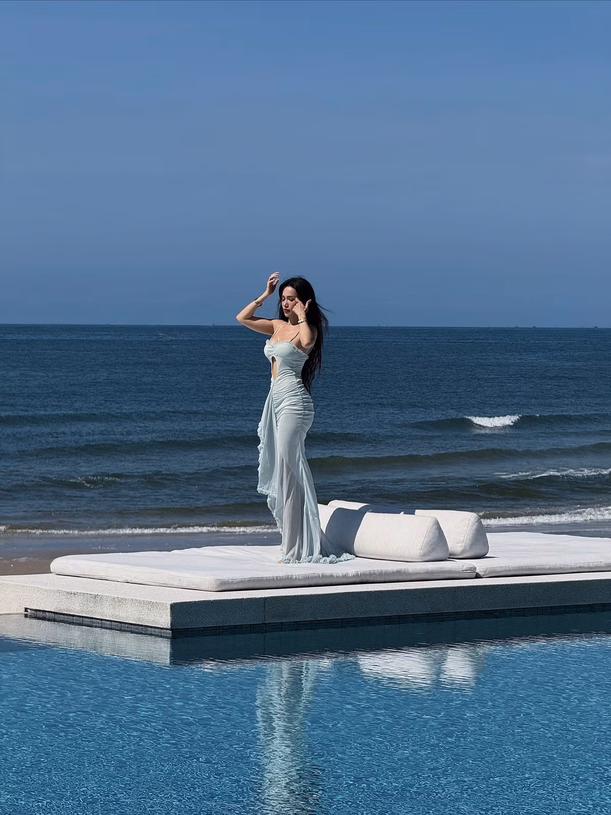 Phần thân váy được xử lý khéo léo với kỹ thuật nhún bèo, tạo độ bồng bềnh, quyến rũ và mang lại cảm giác lãng mạn, nhẹ nhàng. (Ảnh: FBNV)