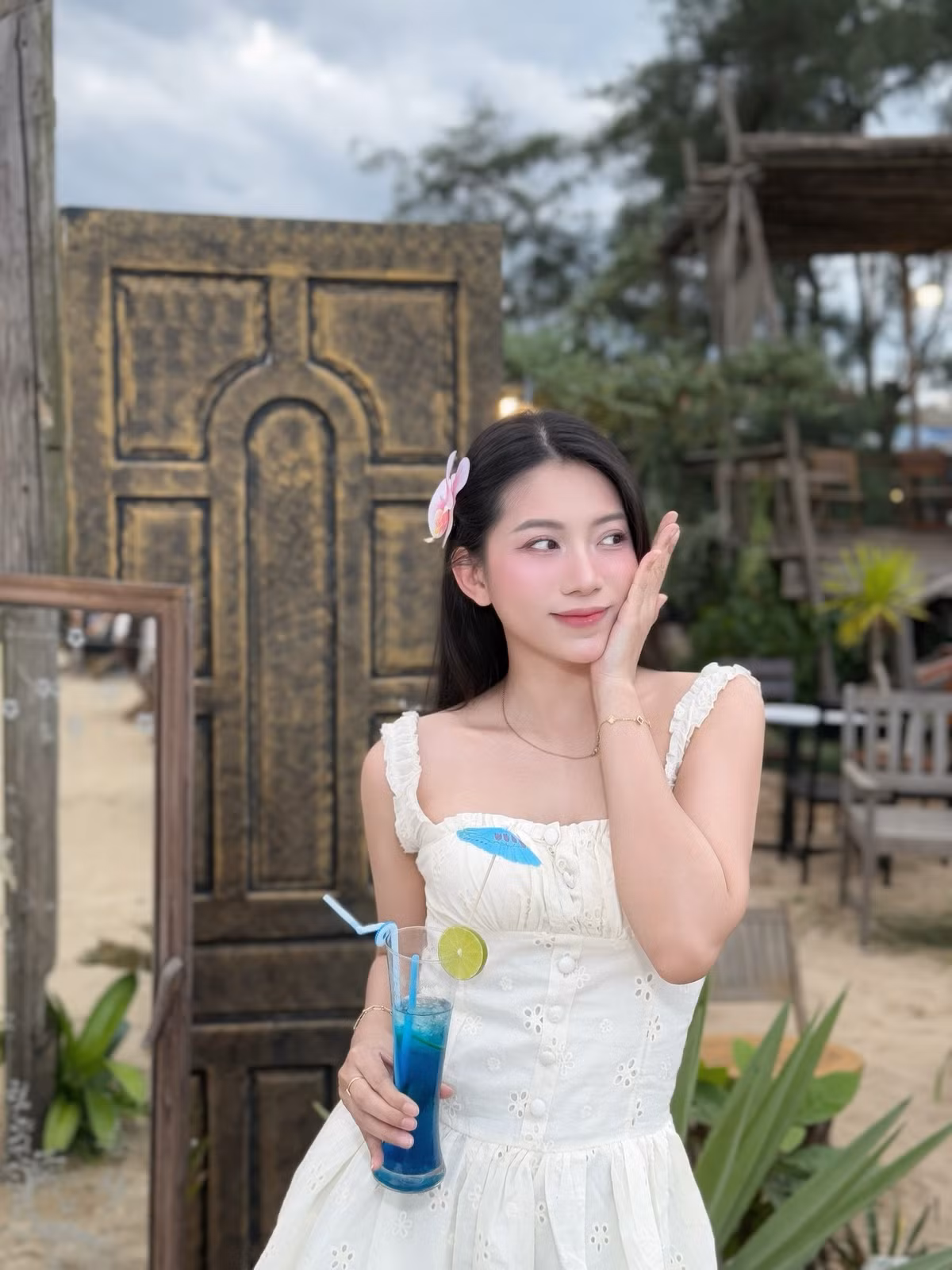 Bộ ảnh đã nhanh chóng thu hút sự chú ý lớn từ cộng đồng mạng, với vô số lời khen ngợi dành cho nhan sắc và phong cách của "nàng thơ Sài thành".