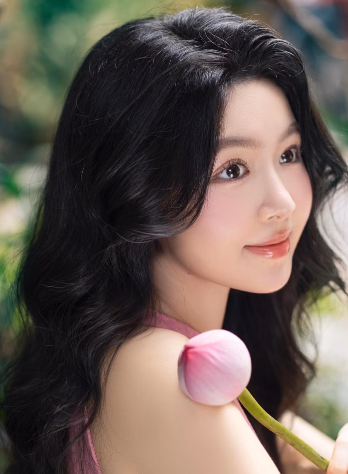 Trong bộ ảnh mới, Mai Thảo Linh chọn chiếc váy maxi sát nách với gam màu hồng phấn ngọt ngào, tôn lên vẻ nữ tính, dịu dàng. (Ảnh: FBNV)