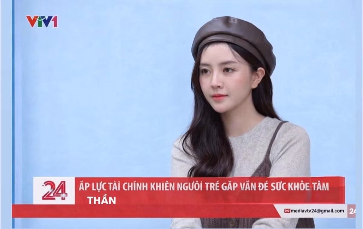 Theo đó, nhiều bạn trẻ, trong đó có cả những Tiktoker, người nổi tiếng đã biến khung hình bản tin của VTV thành một loại "filter" đặc biệt, mà nhân vật chính là bản thân mình. (Ảnh Tổng hợp)