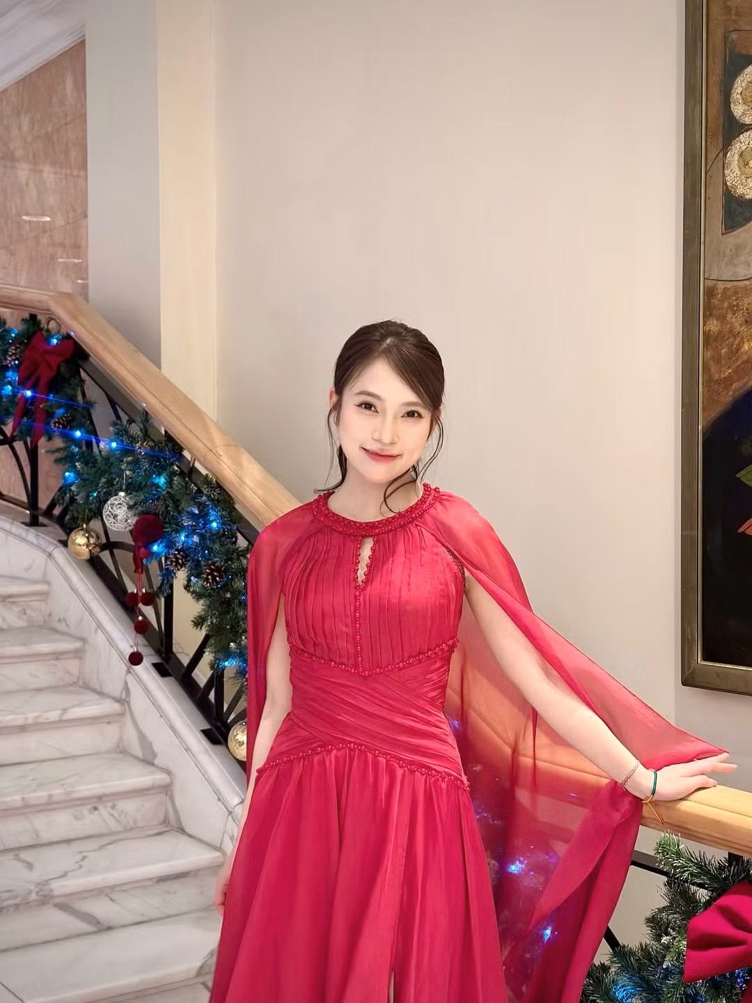 Hòa cùng không khí đêm Giáng sinh, MC Khánh Vy đã "tặng quà" đặc biệt cho người hâm mộ với một bộ ảnh đầy ấn tượng. Trong sắc hồng đỏ đằm thắm và rực rỡ, nữ MC sinh năm 1999 khoe trọn nhan sắc ngày càng thăng hạng và thần thái cuốn hút. (Ảnh: IGNV)