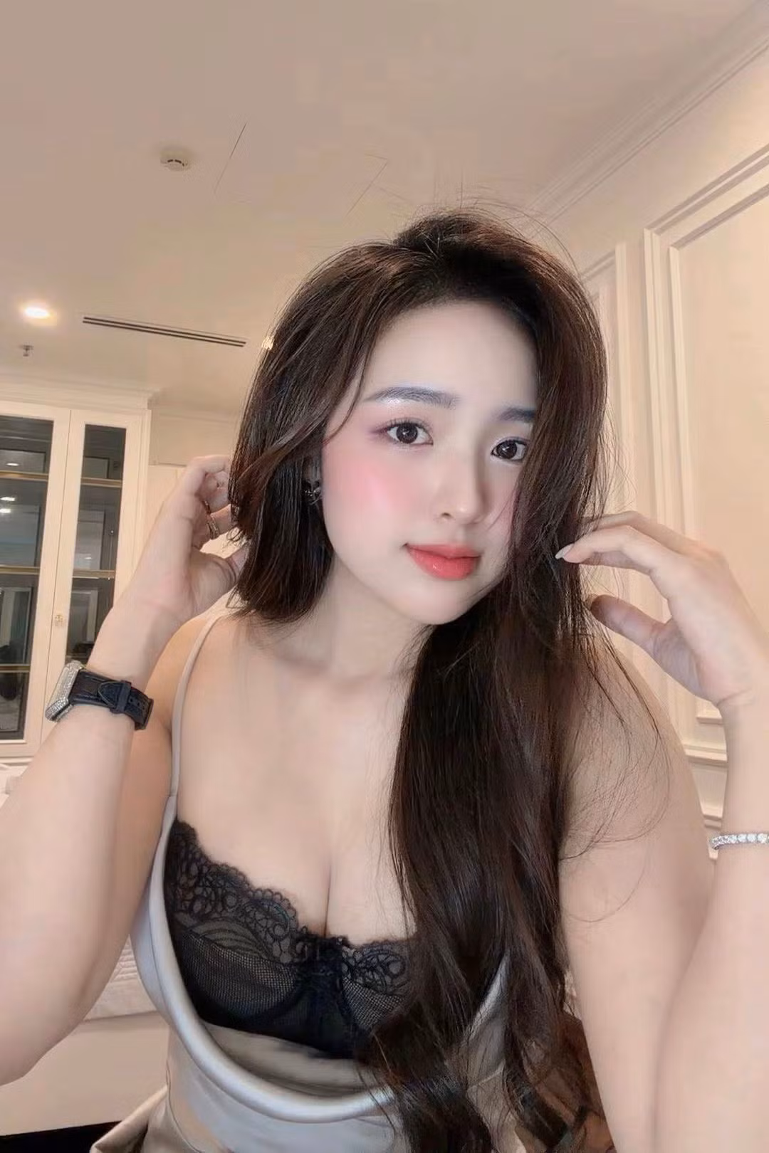 Cô cũng khéo léo phối hợp với phụ kiện đồng hồ và vòng tay lấp lánh, tạo nên tổng thể hoàn hảo cho một buổi tối lãng mạn. (Ảnh: FBNV)