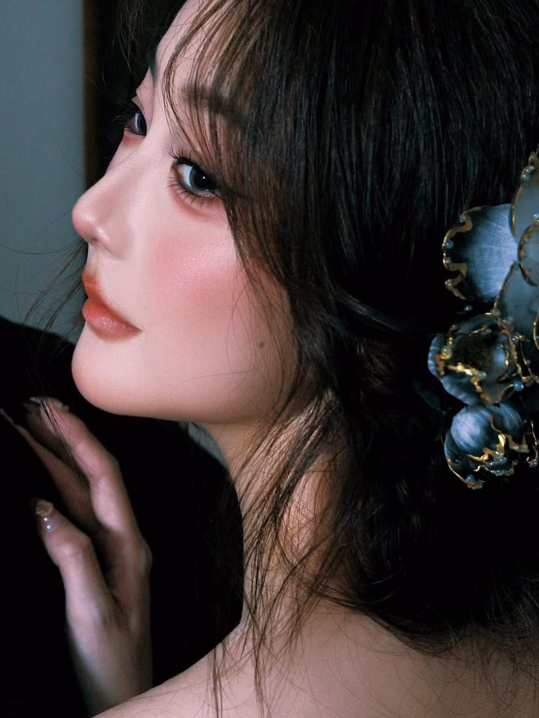 Kiittwy lựa chọn một bộ Kimono họa tiết hoa lá và chim công cầu kỳ, tinh xảo trên nền vải đen chủ đạo. Phần cổ áo được vén nhẹ nhàng, khoe khéo bờ vai trần và xương quai xanh quyến rũ, tạo nên sự kết hợp giữa nét truyền thống và vẻ ngoài gợi cảm hiện đại. (Ảnh: IGNV)