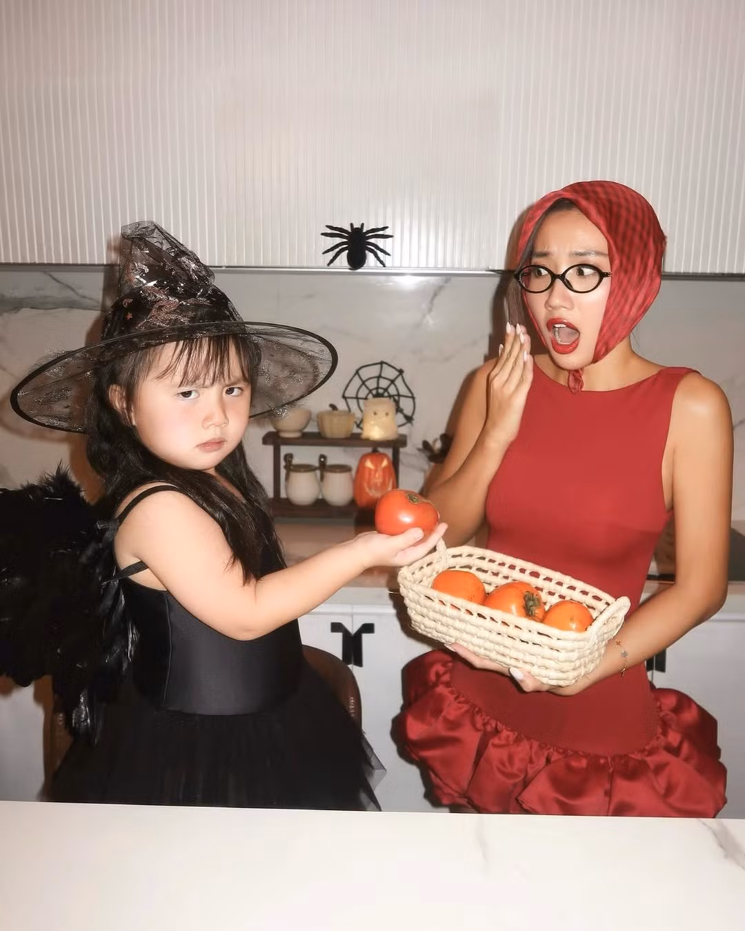 Cô bé Sam (tên thật là Bảo Anh), con gái của hot girl Huyền 2k4 (Lê Thị Khánh Huyền, SN 2004) và thiếu gia Đồng Tháp Duy Nhỏ (Nguyễn Phạm Anh Duy, SN 1998), đang là một trong những "thế lực nhí" nhận được sự quan tâm lớn từ cộng đồng mạng.