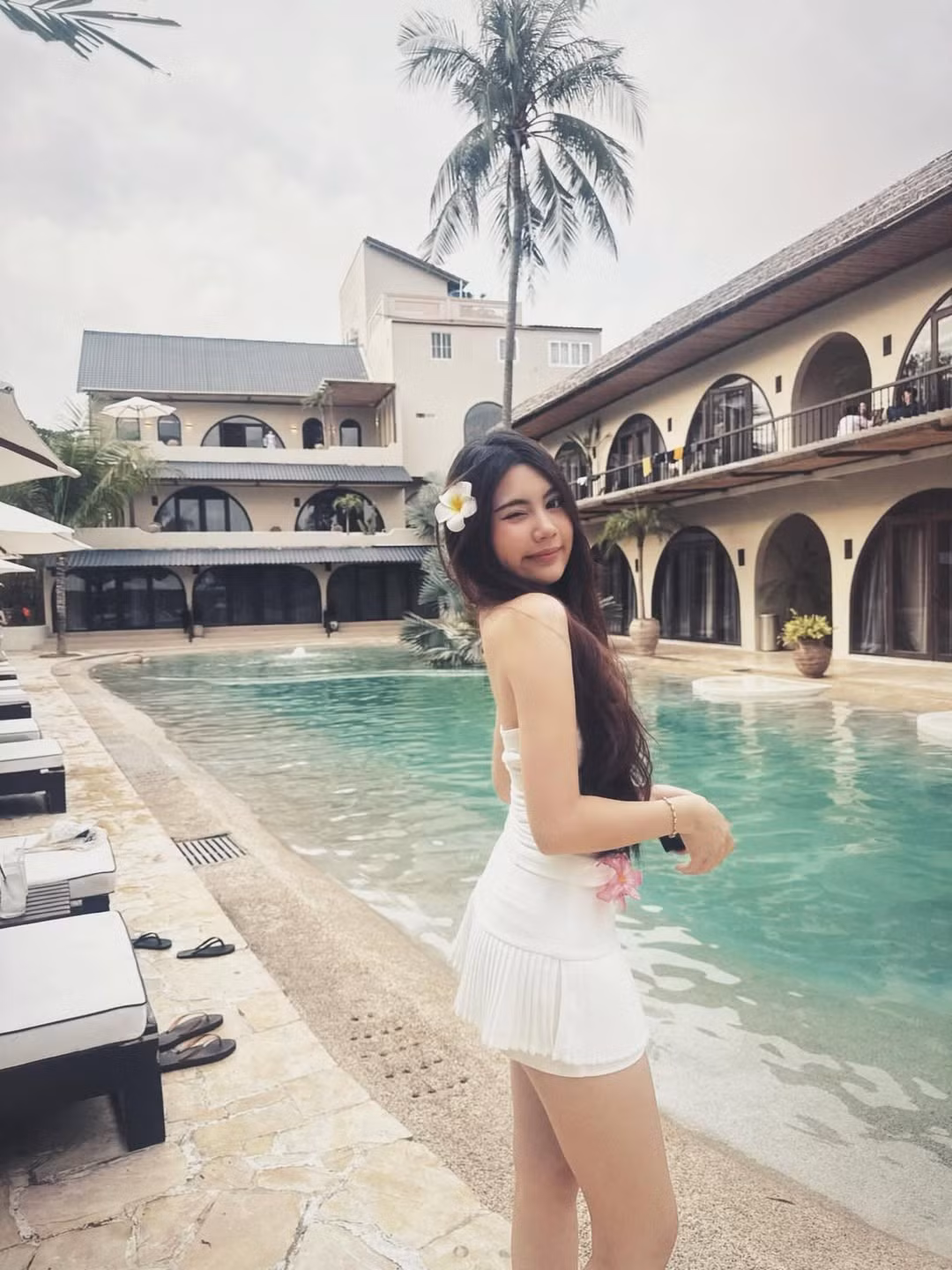 Mới đây, trên trang cá nhân, Hạt Dẻ (tên thật Mai Thảo Ngọc) vừa đăng tải loạt hình mới, thu hút sự chú ý của netizen. Điều đặc biệt là toàn bộ bộ ảnh đều do mẹ Dạ Thảo – bà xã MC Quyền Linh – đích thân làm “nhiếp ảnh gia”, và kết quả đúng là không khiến người hâm mộ thất vọng.