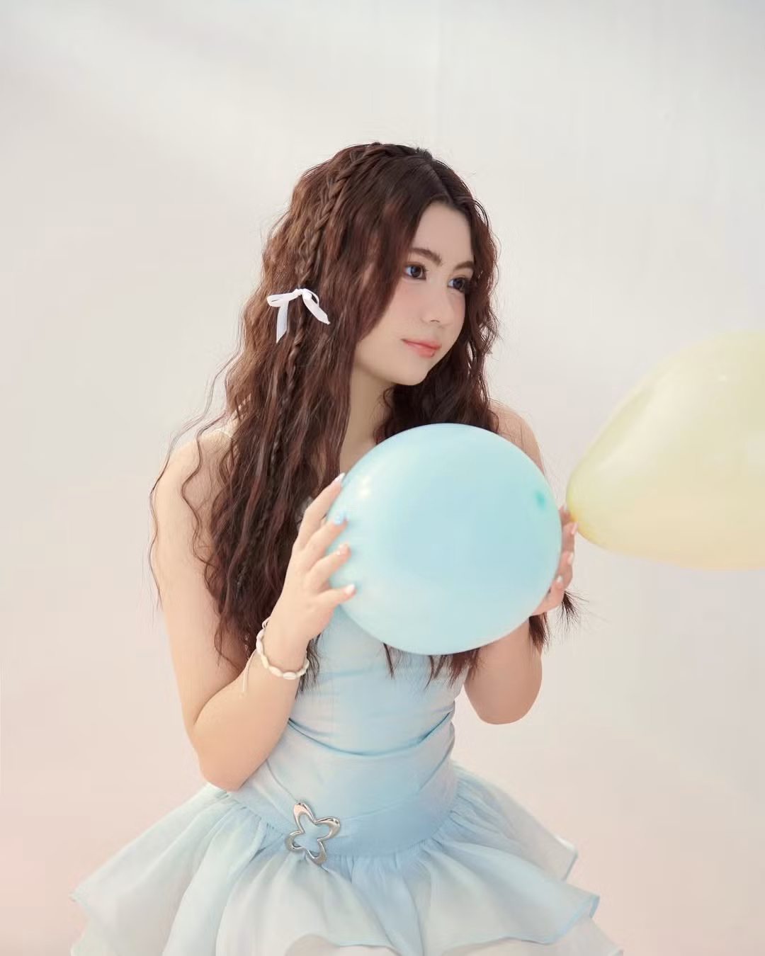 Hạt Dẻ sở hữu đường nét khuôn mặt thanh tú, đôi mắt to tròn, sống mũi cao và nụ cười duyên dáng thừa hưởng từ mẹ.