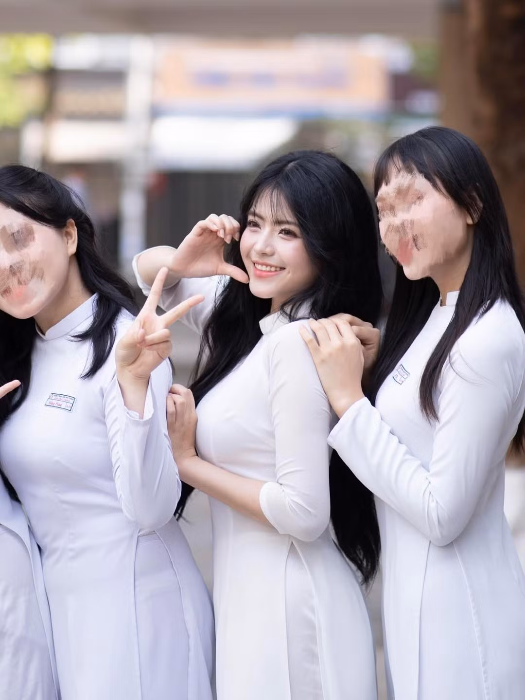 Nụ cười tỏa nắng với chiếc má lúm nhỏ xinh khiến người đối diện phải "tan chảy".