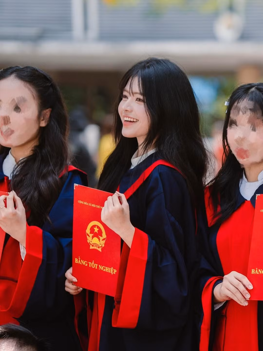 Cô nàng chụp ảnh tốt nghiệp cùng bạn bè.