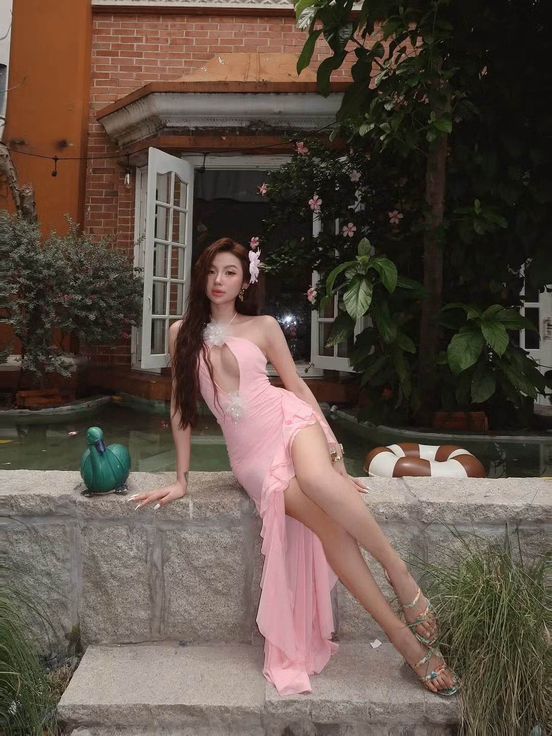 Trong bộ ảnh vừa được chia sẻ, Quỳnh Như diện một chiếc váy dài màu hồng pastel, nổi bật với đường cắt xẻ cao vút và chi tiết cut-out táo bạo ở phần ngực, giúp cô nàng khoe khéo vòng một gợi cảm và đôi chân thon dài miên man.