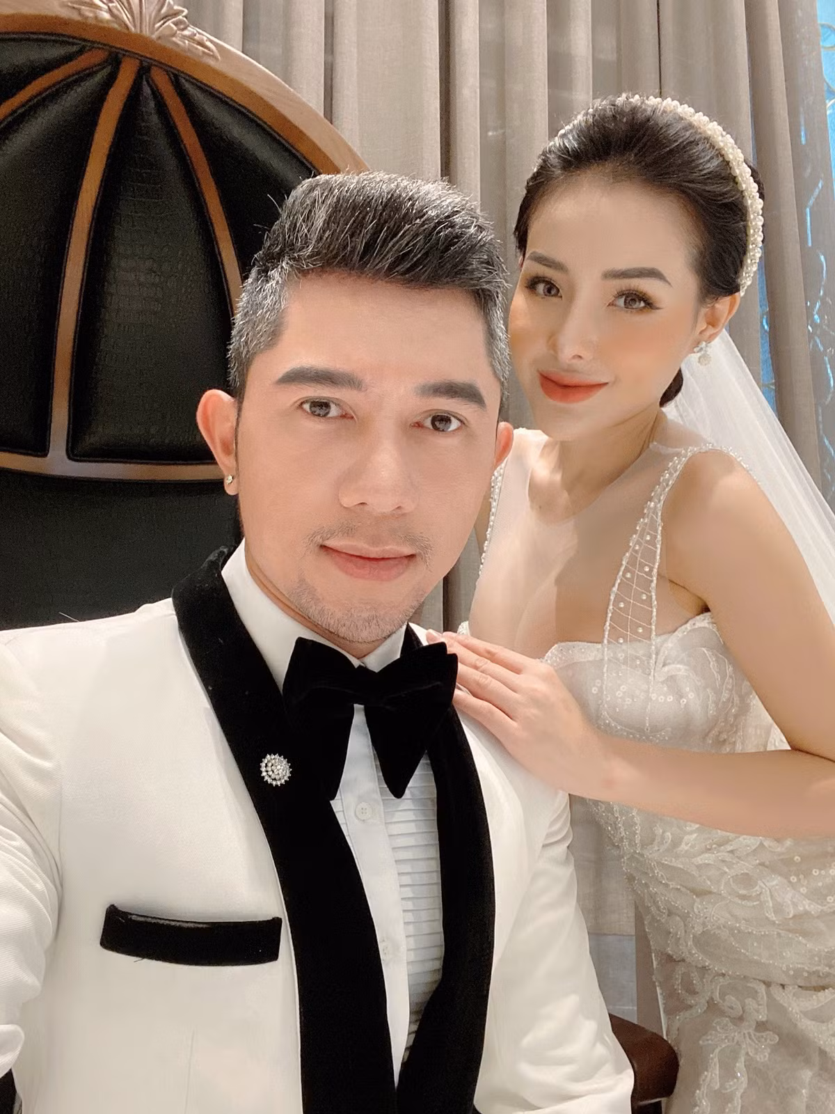 Trong thời gian yêu đương, cặp đôi đã thực hiện... cả chục bộ ảnh cưới khiến khán giả ngỡ ngàng và liên tục đặt câu hỏi về ngày tổ chức hôn lễ chính thức.