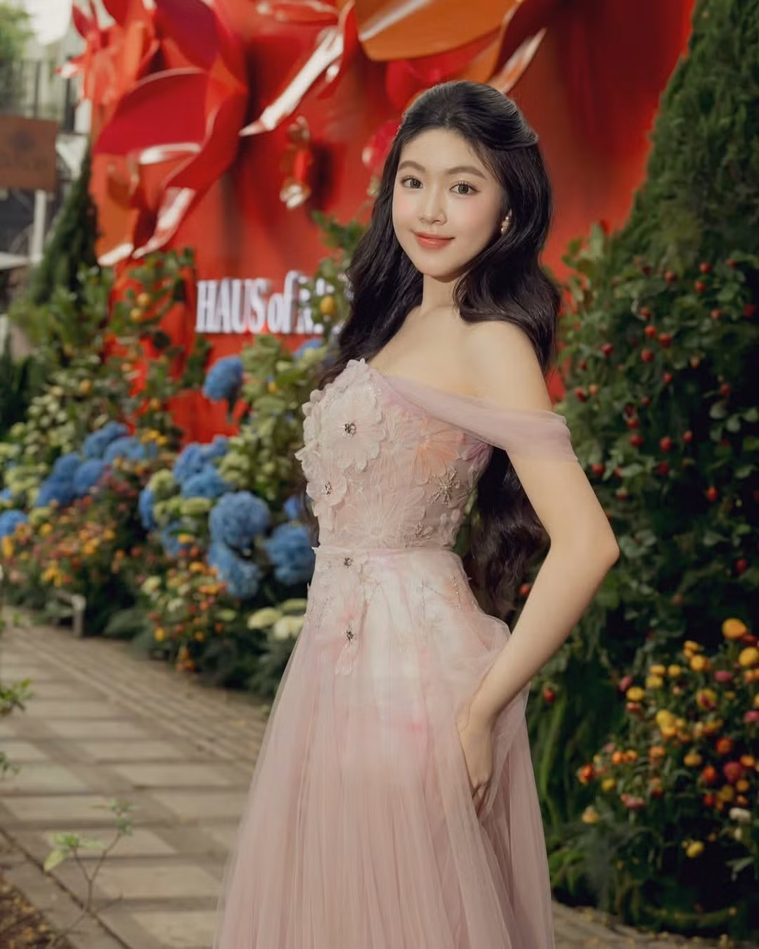 Váy có dáng xòe nhẹ, bồng bềnh với chất liệu voan hoặc tulle, tạo cảm giác bay bổng, thanh thoát như một nàng công chúa bước ra từ cổ tích.