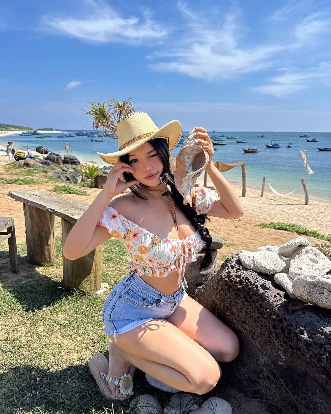 Chuyển sang phong cách năng động, Duyên Híp lựa chọn crop top họa tiết hoa nhí kết hợp cùng quần short jeans khoe đôi chân dài và vòng eo săn chắc.