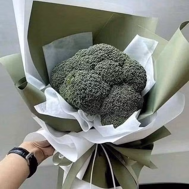 Bó hoa chỉ với một bông cải xanh khổng lồ, vừa đơn giản, nguyên liệu dễ tìm lại có thể tận dụng cho một bữa ăn.