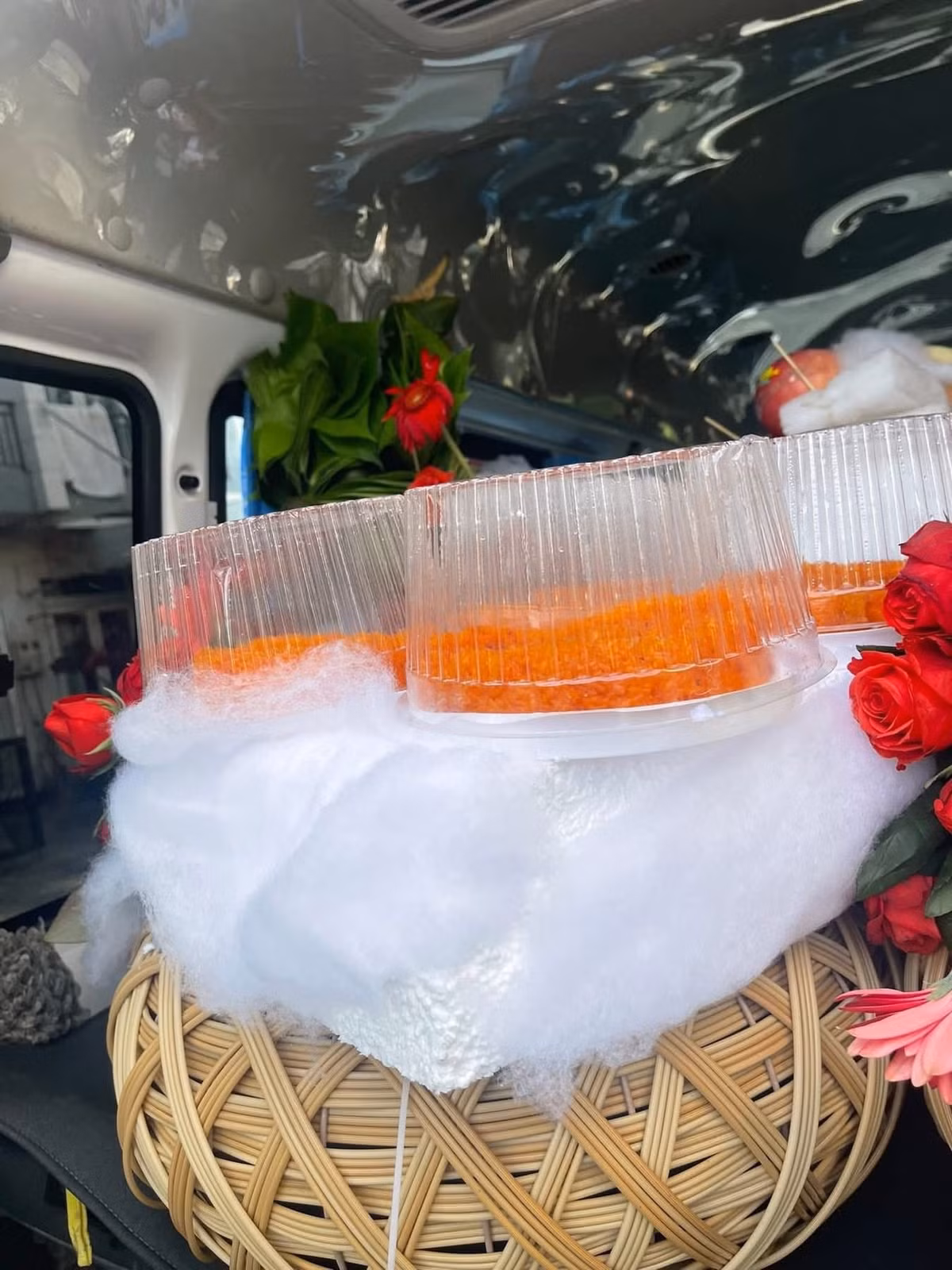 Những hộp bánh quy, lon nước và chai rượu được xếp chồng lên nhau một cách lỏng lẻo. Thay vì dùng vải lụa hay hoa tươi cao cấp để kết nối, đơn vị thực hiện lại dùng bông gòn phủ lên trên, tạo cảm giác như "mây trôi" nhưng lại trông giống mạng nhện hoặc bụi bẩn hơn là trang trí nghệ thuật.