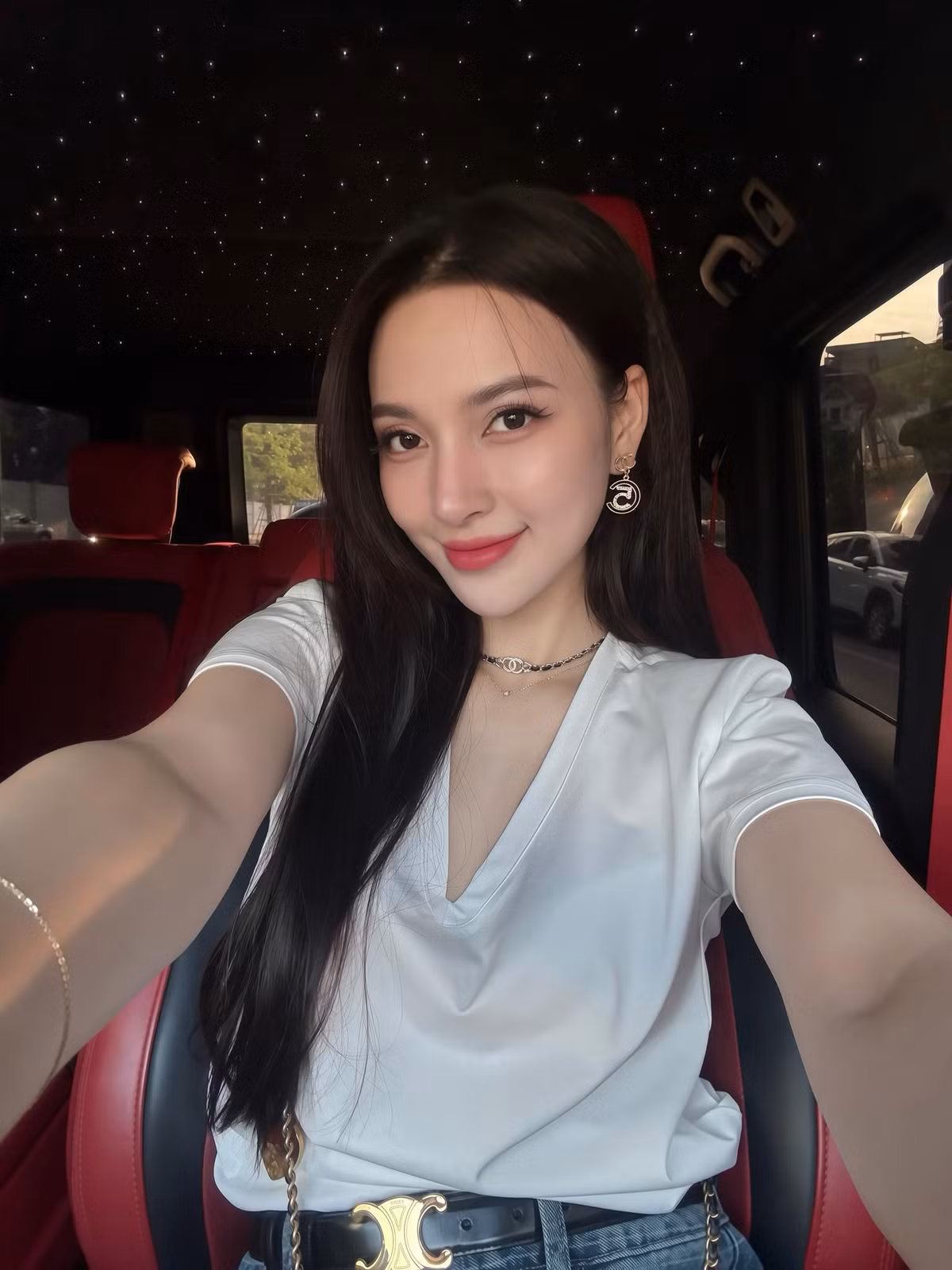 Ngoài đóng phim, Bích Thủy hiện làm việc tại sân khấu kịch, mẫu ảnh kiêm KOL. Cô sở hữu Instagram có hơn 40.000 người theo dõi.(Ảnh: FBNV)