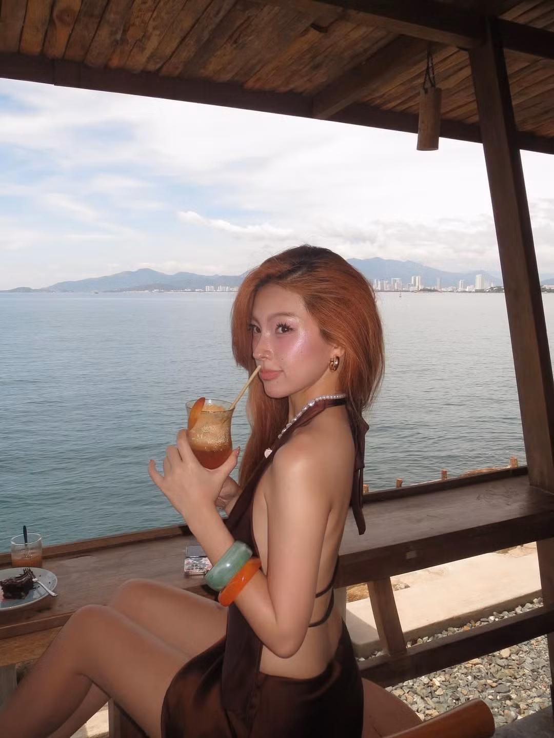 Mới đây trên trang cá nhân, để khép lại một mùa hè rực rỡ, Thụy Hân vừa "xả kho" loạt ảnh tận hưởng trong một chuyến đi biển, với phong cách thời trang đầy ấn tượng. (Ảnh: IGNV)