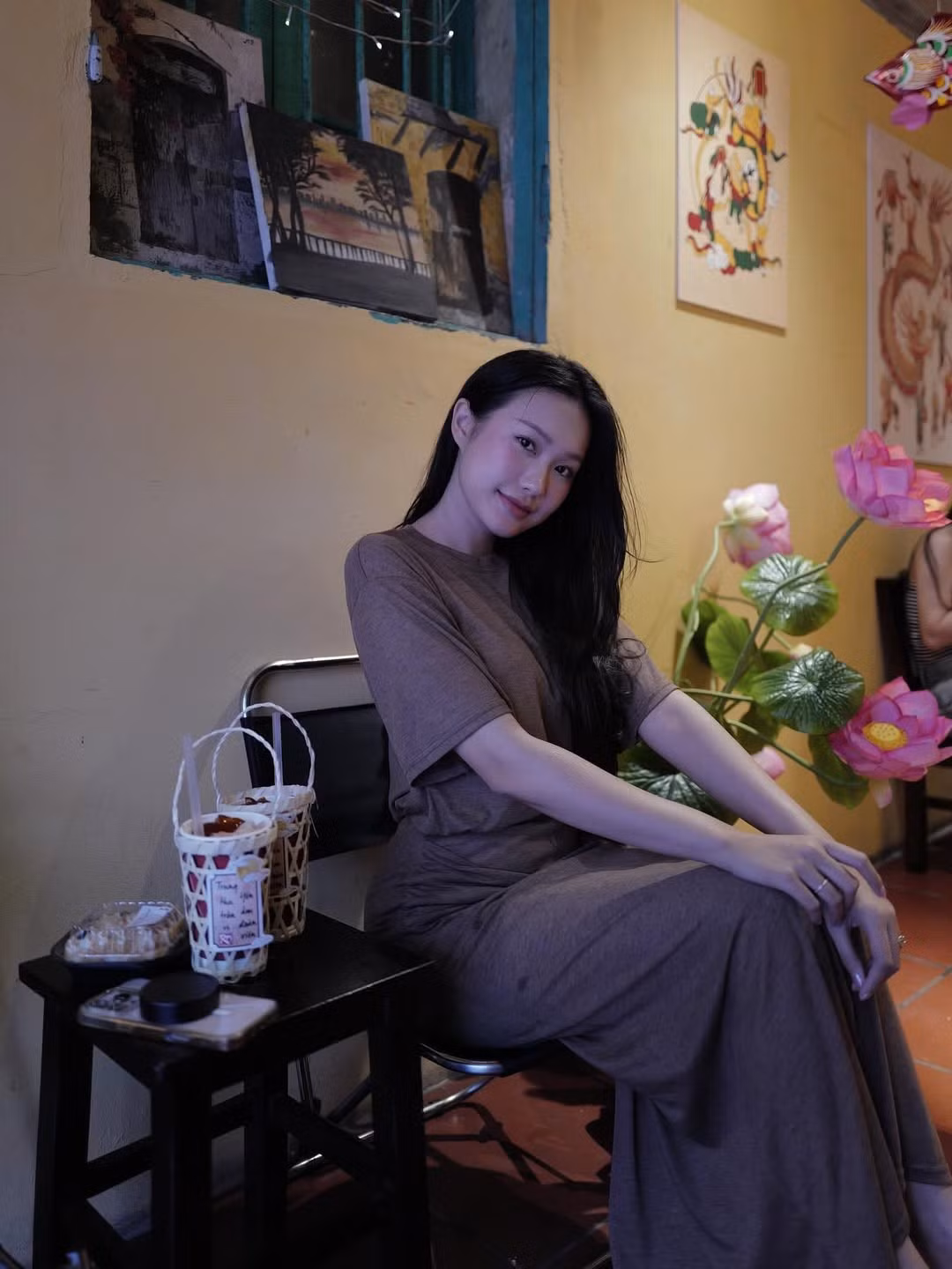 Trong loạt ảnh mới nhất, vợ của cầu thủ Đoàn Văn Hậu chọn một set đồ tông màu nâu đất cực kỳ nhã nhặn và tối giản. (Ảnh: IGNV)