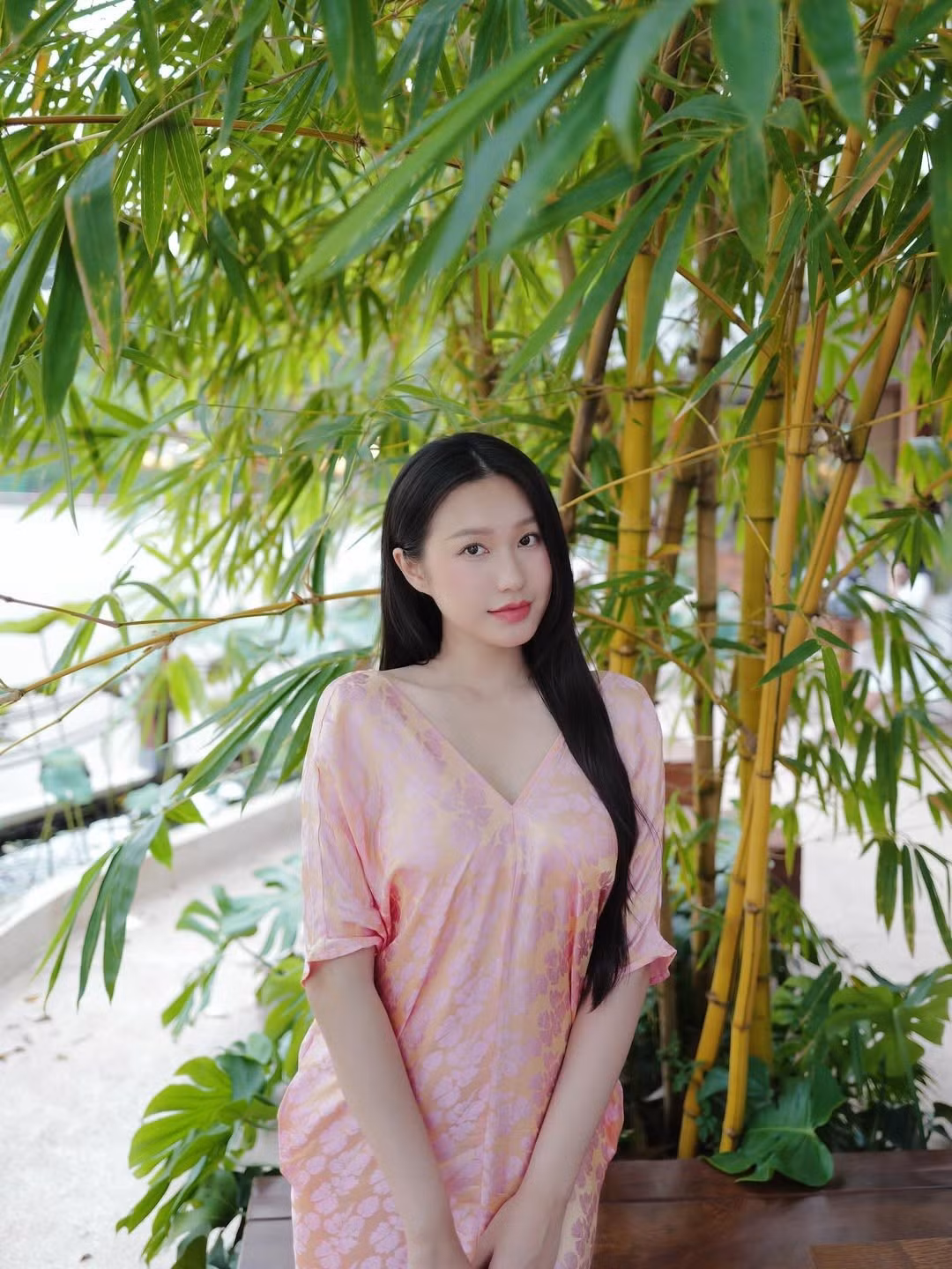 Cô chọn diện một chiếc đầm suông ngắn tay, cổ V sâu vừa phải, với tông màu hồng và cam đất nhã nhặn, điểm xuyết hoa văn tinh tế. (Ảnh: IGNV)