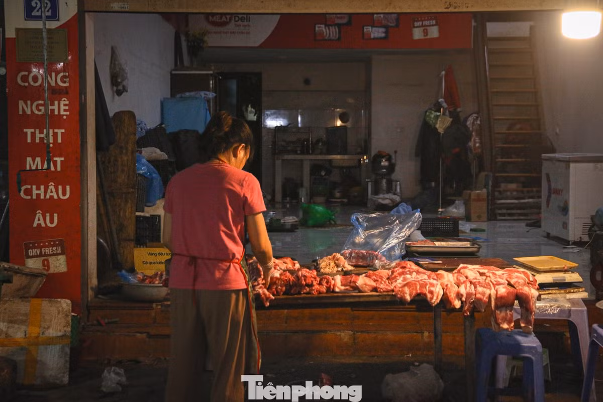 Dài chưa đầy 1km, đường Phú Vinh (xã An Khánh) đang bị 'bức tử' khi quá nửa lòng đường biến thành chợ cóc. Tình trạng này càng trở nên nghiêm trọng khi lưu lượng xe tăng đột biến do phân luồng thi công Vành đai 3.5, biến nơi đây thành 'nút cổ chai' ùn tắc mỗi giờ cao điểm sáng - chiều.